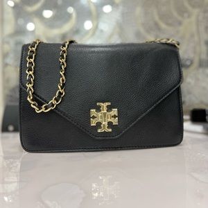Tory burch crossbody leather bag.